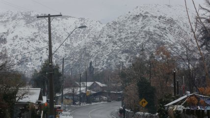   Cajón del Maipo amaneció nevado y su acceso se mantiene cerrado por alerta preventiva 