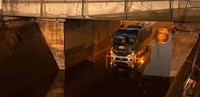 Vehículos quedaron atrapados por gran cantidad de agua en paso bajo nivel en Lo Espejo