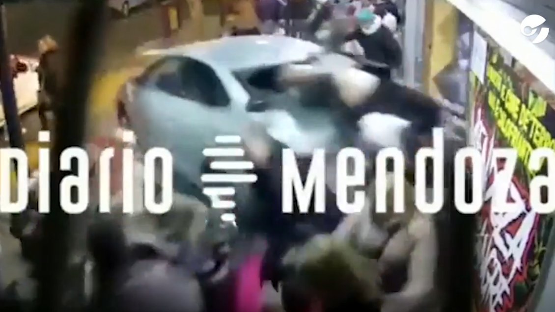 Conductor atropelló a 23 personas frente a un teatro en Mendoza
