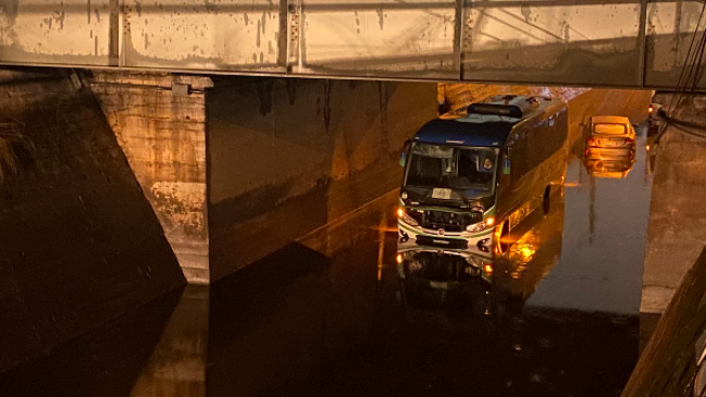 Vehículos quedaron atrapados por gran cantidad de agua en paso bajo nivel en Lo Espejo