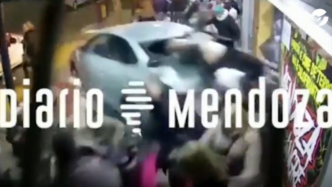Conductor atropelló a 23 personas frente a un teatro en Mendoza