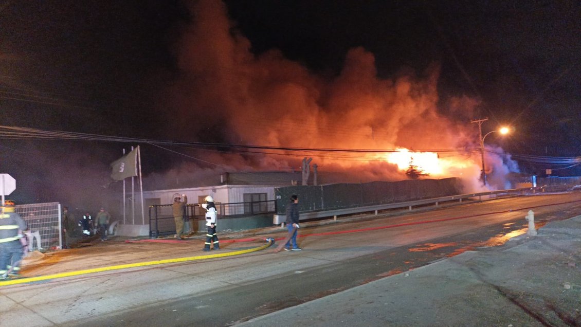 Punta Arenas: Incendio afecta a retén de Carabineros de Río de los Ciervos