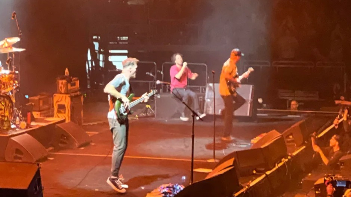 Zack de la Rocha se lesionó una pierna durante show de Rage Against the Machine