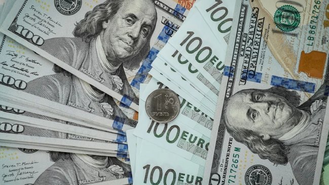 El euro y el dólar alcanzan la paridad por primera vez en 20 años