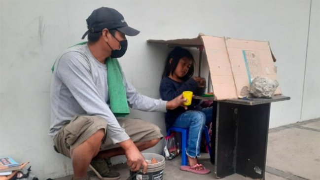 Niña que estudiaba bajo un cartón en la calle fue becada para acceder a un colegio privado
