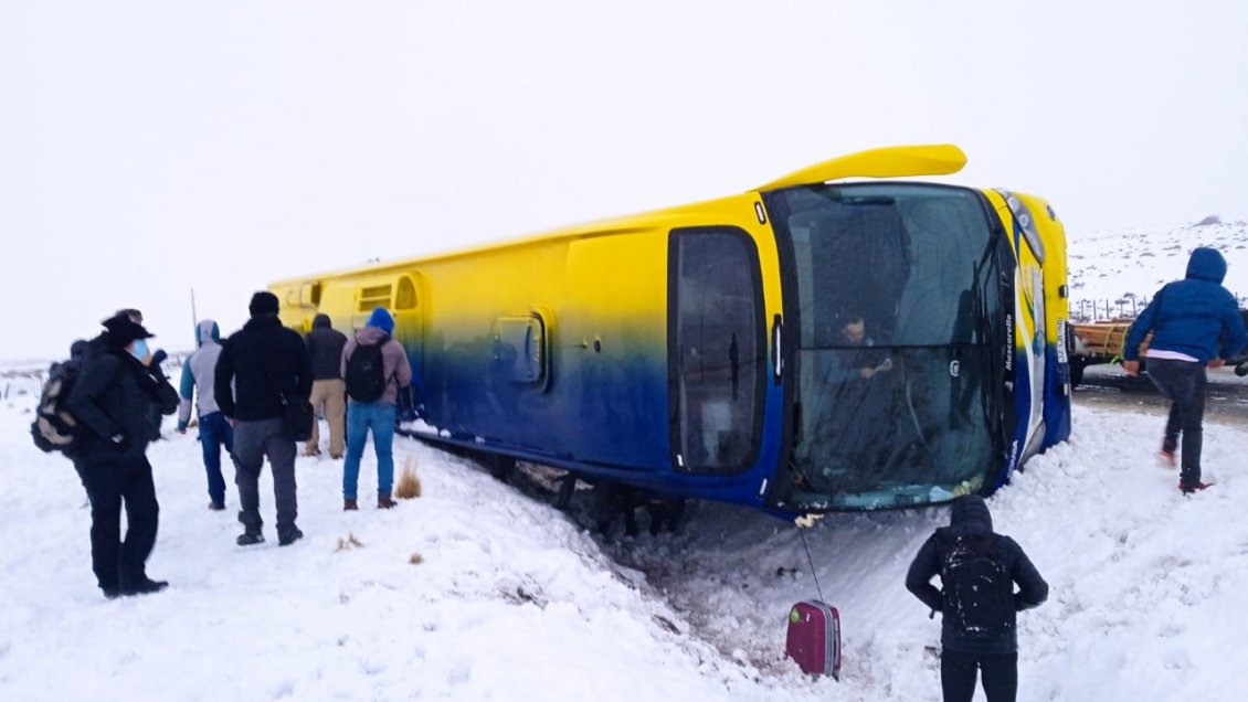 Bus con 45 pasajeros vuelca en ruta 9 Norte de Punta Arenas