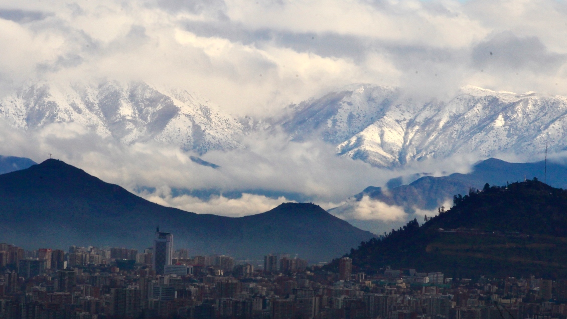 Esta noche puede volver a caer nieve en la zona precordillerana de Santiago