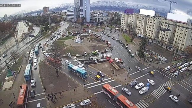 Unas 50 grúas se instalaron en Plaza Baquedano para protestar contra el alza de combustibles