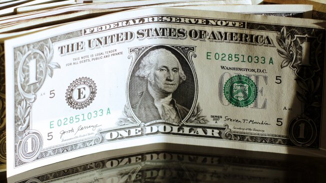 Dólar sigue al alza y alcanza peak histórico de 1.060 pesos