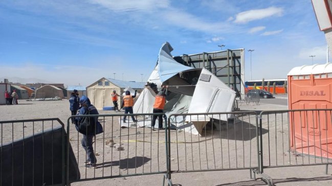 Ráfagas de viento destruyen caseta en refugio de migrantes en Colchane