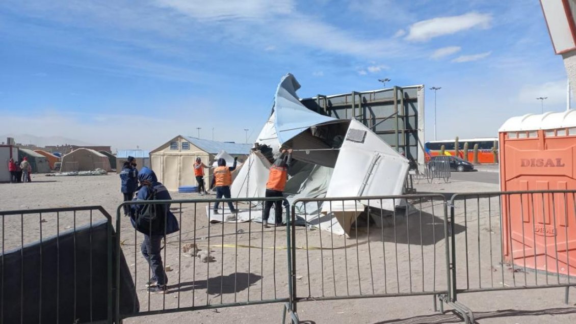 Ráfagas de viento destruyen caseta en refugio de migrantes en Colchane