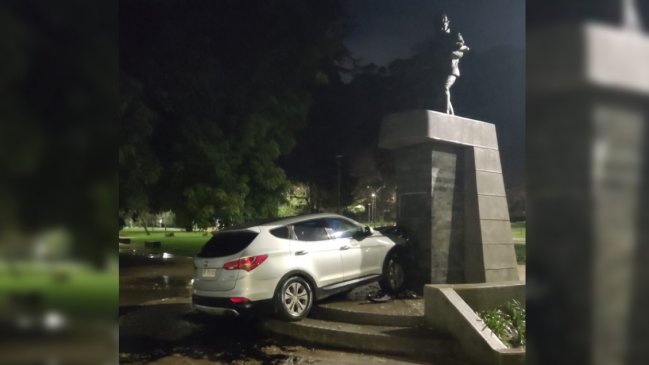 Conductor ebrio chocó contra el Monumento al Bombero en Concepción
