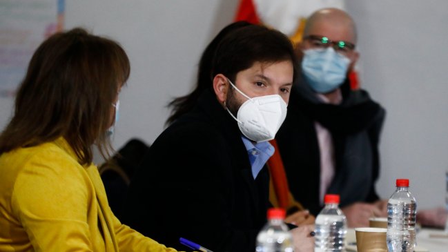 El Gobierno sale de La Moneda: Comité político sesionó en un colegio de Renca