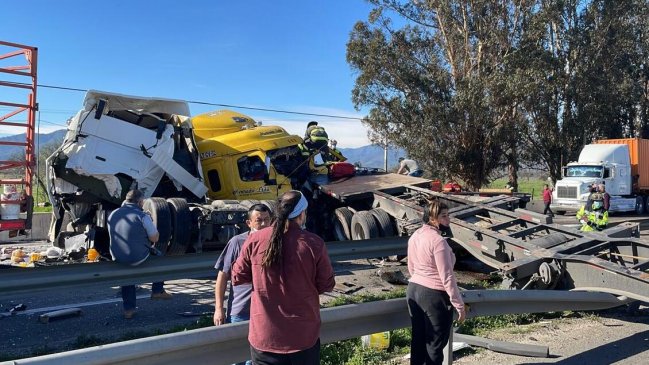 Accidente dejó dos camioneros lesionados en Casablanca y un corte de tránsito en la Ruta 68