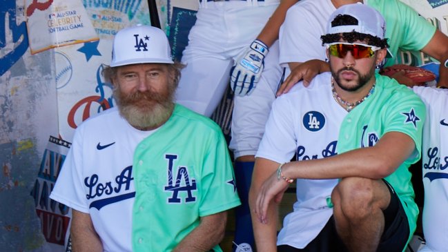 Grandes Ligas: Bryan Cranston y Bad Bunny compartieron en partido de béisbol