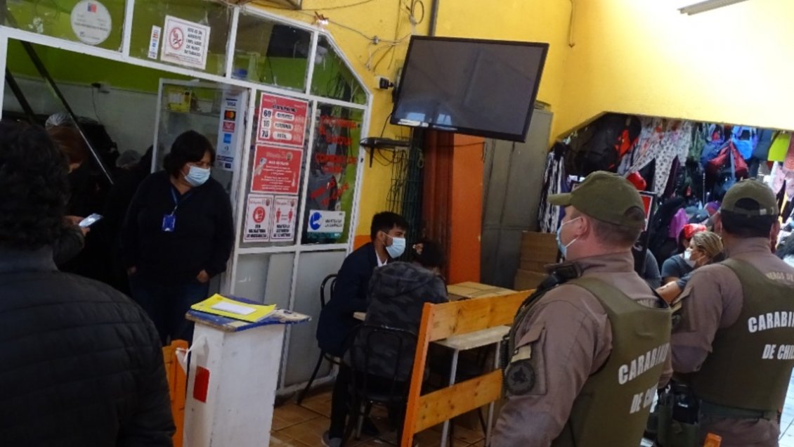 Dos locales del Mercado Central recibieron infracción por trabajadores irregulares en Calama