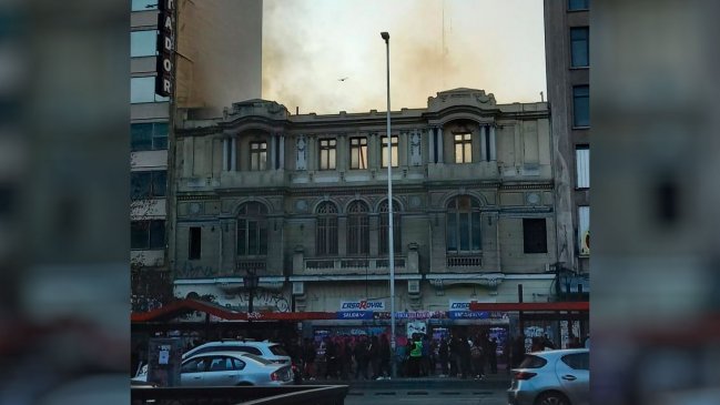 Incendio afectó a edificio de la Casa Royal en pleno centro de Santiago