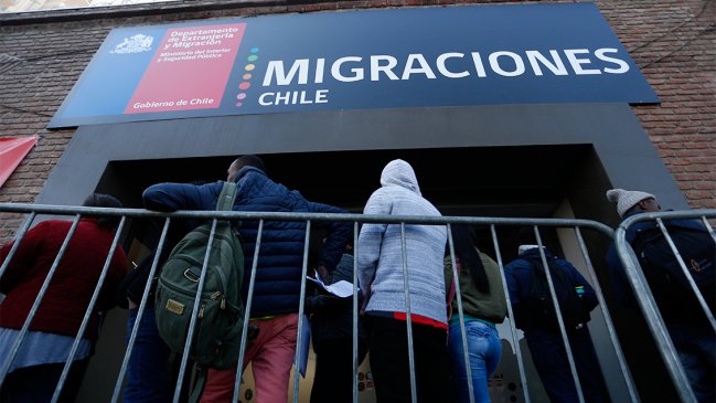 Oposición pide salida del director del Servicio Nacional de Migraciones sancionado por tribunales