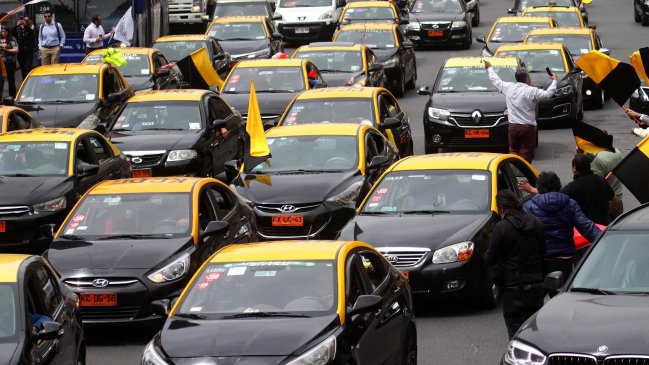 Colectiveros bloquearon acceso norte de Cañete: Reclaman por alzas de insumos