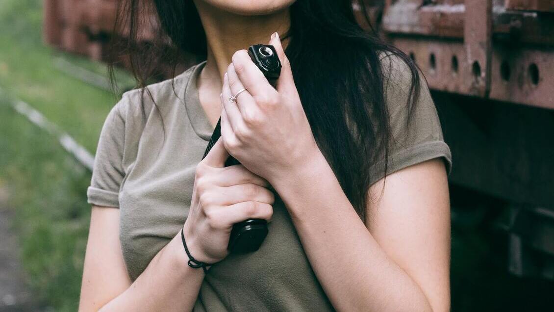 Mujer sembró el pánico al comenzar a disparar en aeropuerto estadounidense