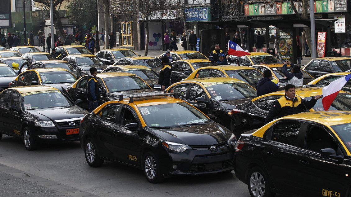 Taxistas cortaron el tránsito en la Alameda en protesta por el alza del combustible