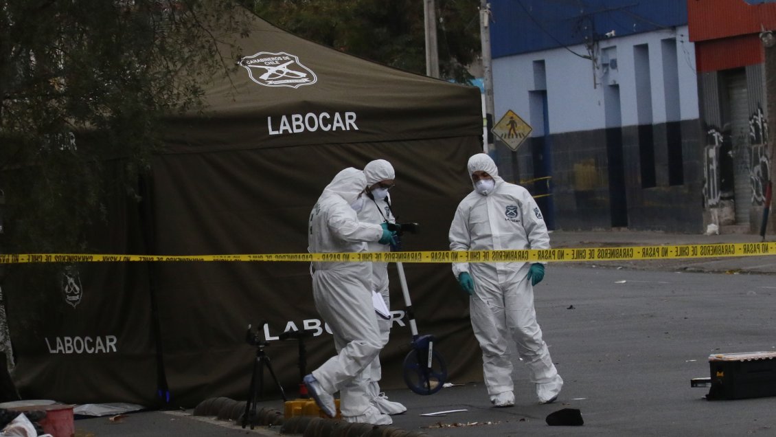 Investigan homicidio de hombre en la Alameda: Denuncian que Carabineros no prestó ayuda