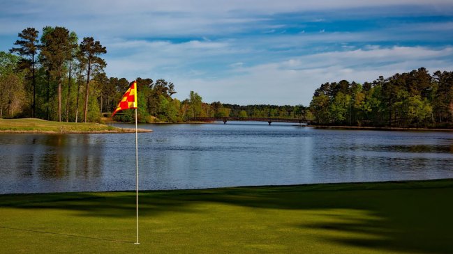 Hombre murió ahogado tratando de recoger pelotas de golf en un lago de Florida