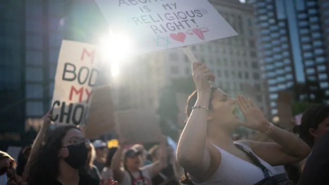 Apuntaron a Netflix, Disney y más: Cerca de 400 autoras y guionistas solicitan amparo tras derogación del aborto en Estados Unidos