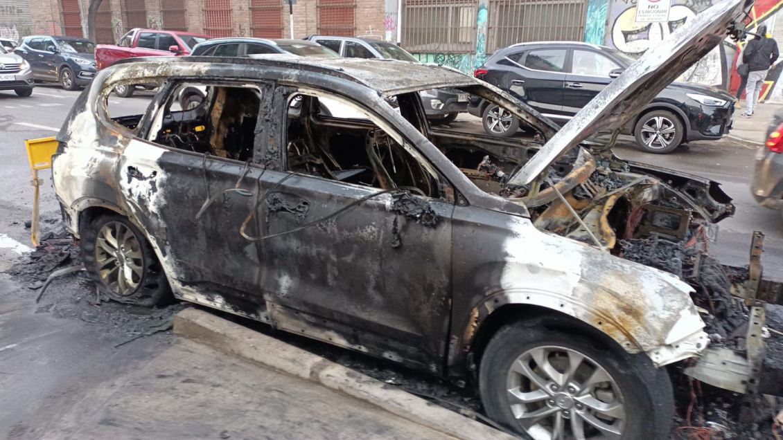 Motociclista incendió un auto estacionado en el Barrio Yungay