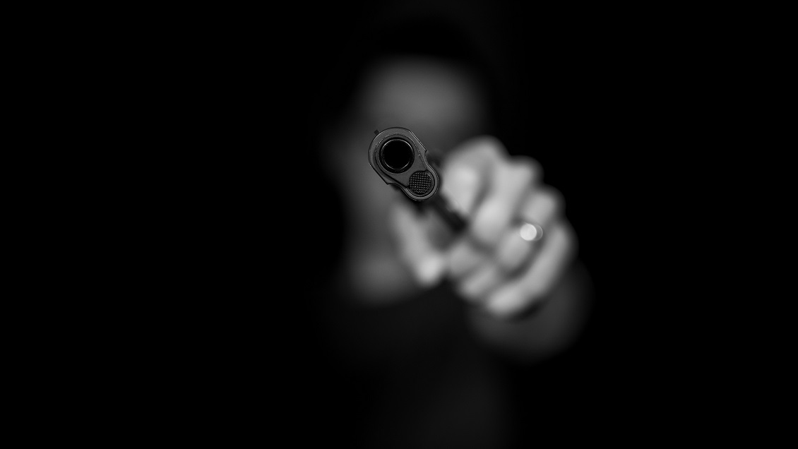 Hombre le disparó a una mujer, pero la bala rebotó en su dirección y murió