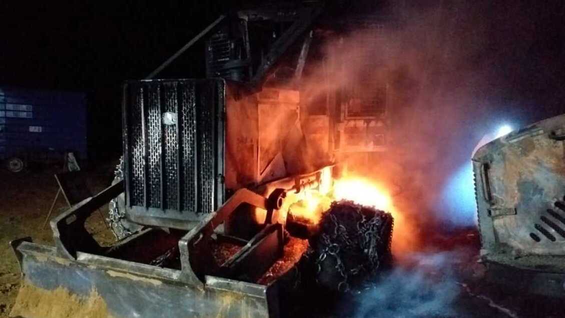 Ataque incendiario dejó dos máquinas destruidas en fundo en Victoria: Sujetos dispararon al aire