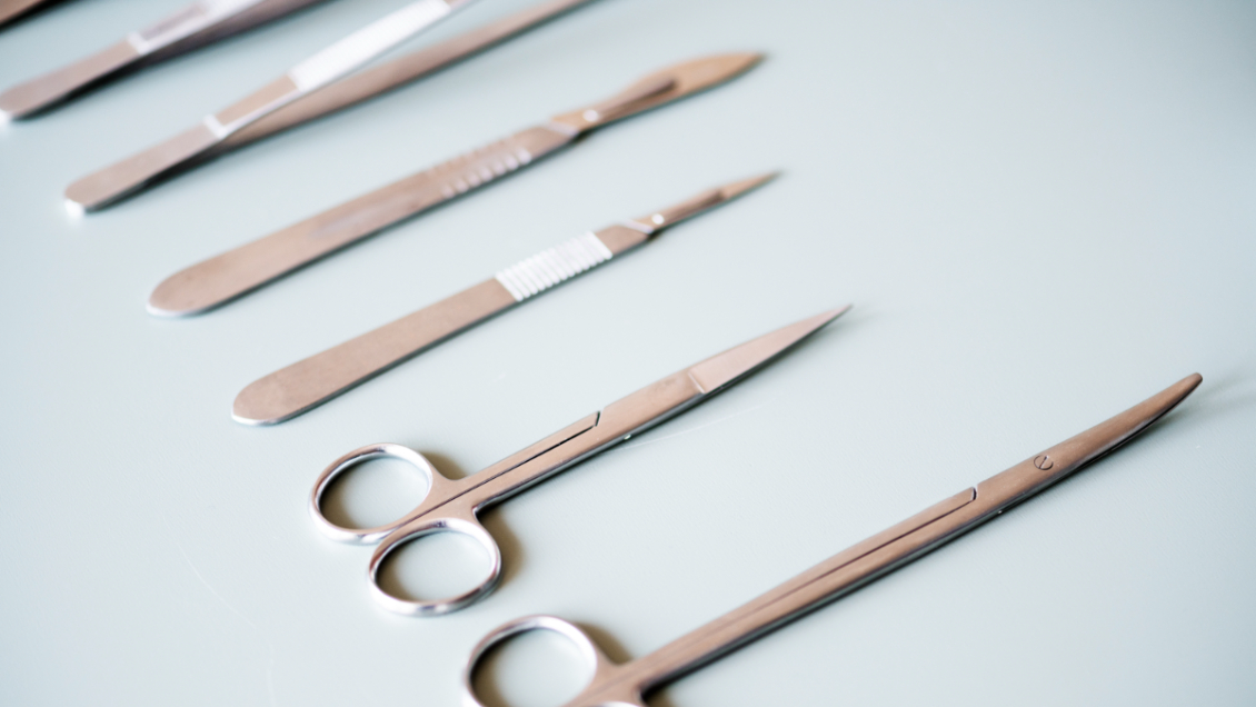 Hombre se realizó una rinoplastia casera con un tutorial de Youtube y fue internado en urgencias