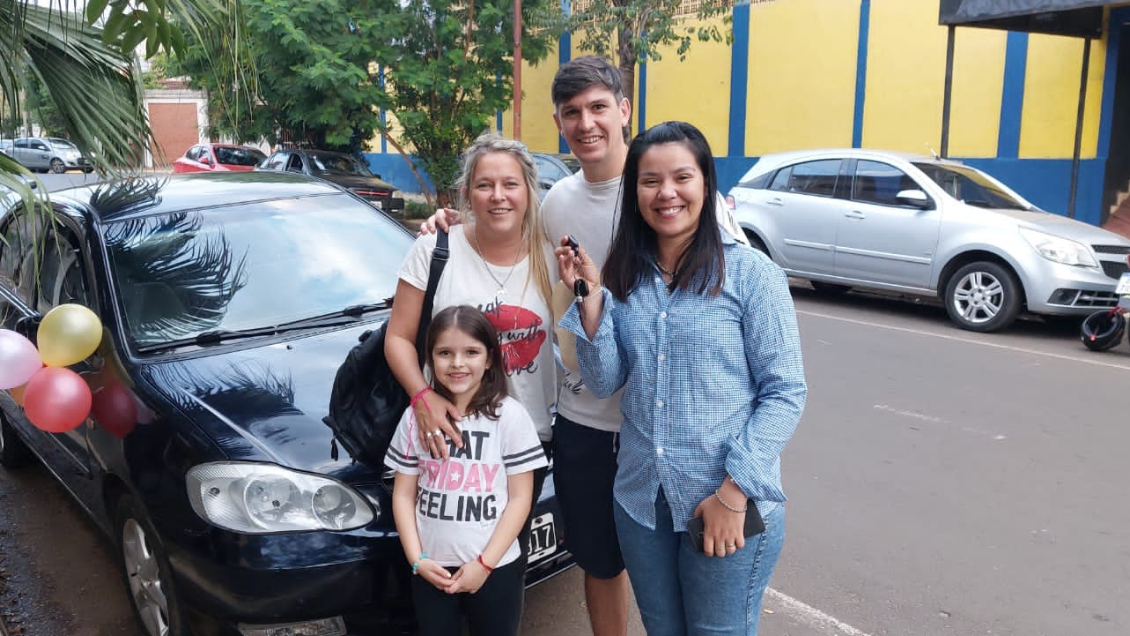 Pareja regaló su auto a una desconocida para que traslade a su hija con discapacidad