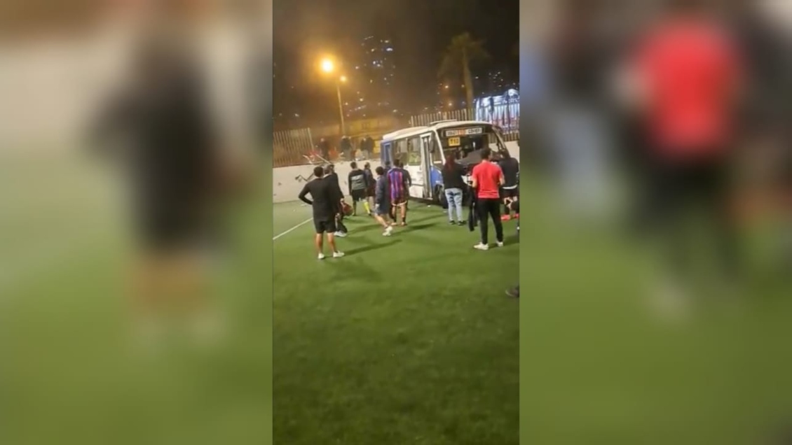 Conductor ebrio chocó micro robada y la dejó dentro de una cancha de fútbol en Antofagasta