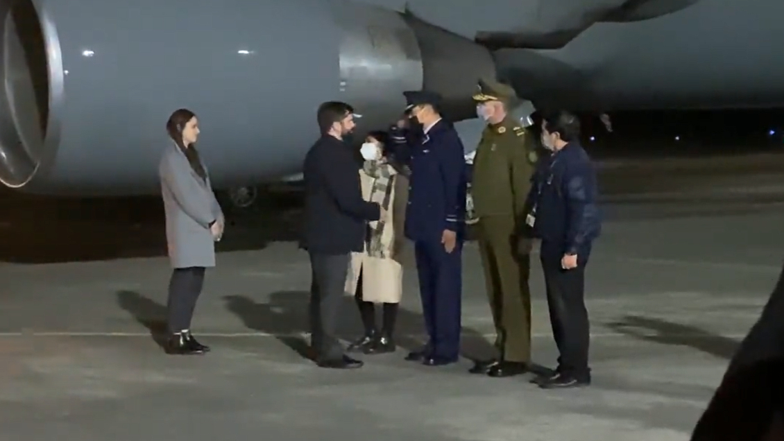 Boric volvió de Colombia y aterrizó en Puerto Montt con agenda de descentralización