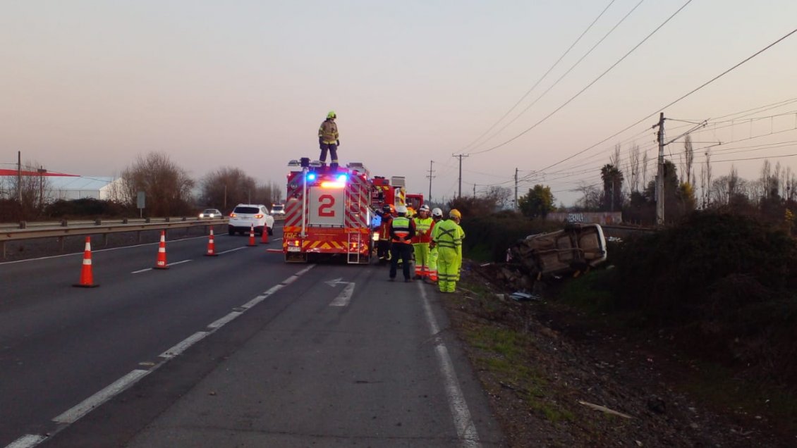 Volcamiento de vehículo deja dos personas fallecidas en Chimbarongo