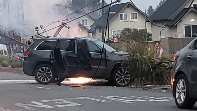 Vehículo comenzó a incendiarse tras chocar con un poste en Peñalolén