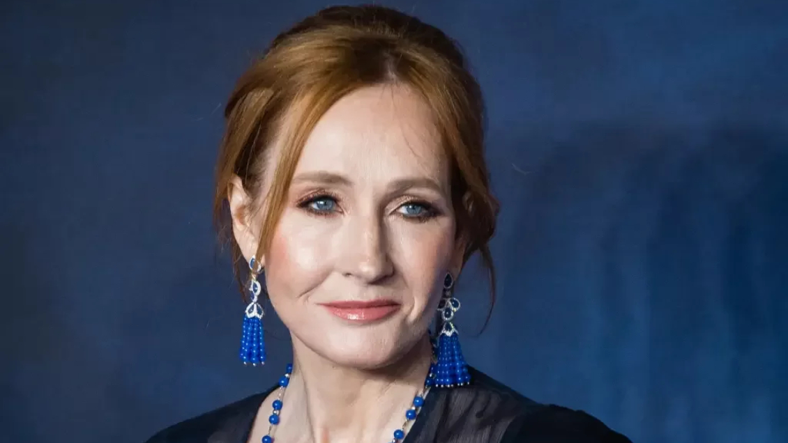 J.K. Rowling es amenazada de muerte por apoyar a escritor Salman Rushdie tras ataque