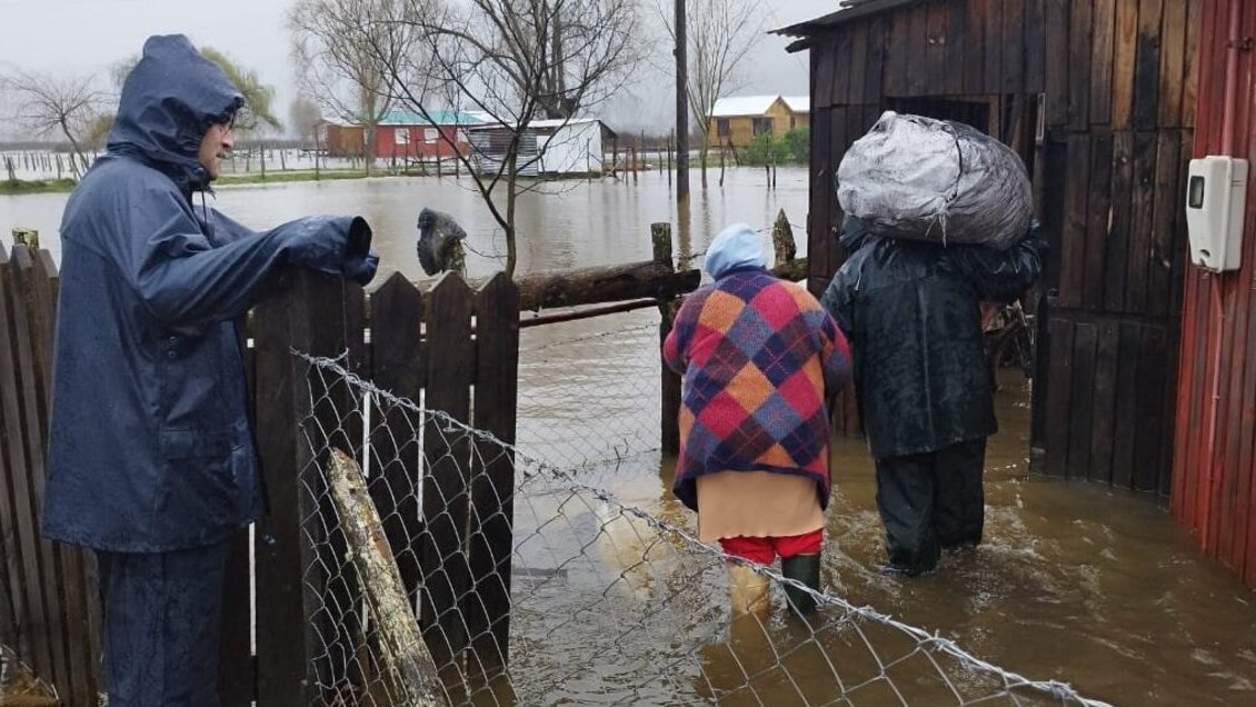 Al menos 50 viviendas afectadas en Contulmo por desborde de tres ríos