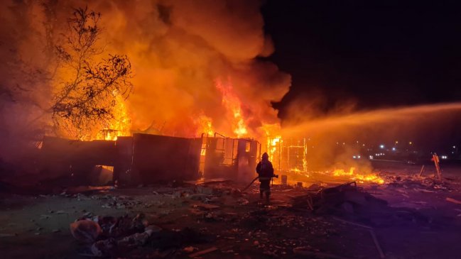 Violento incendio consumió tres viviendas en Pozo Almonte: Testigos acusan intencionalidad