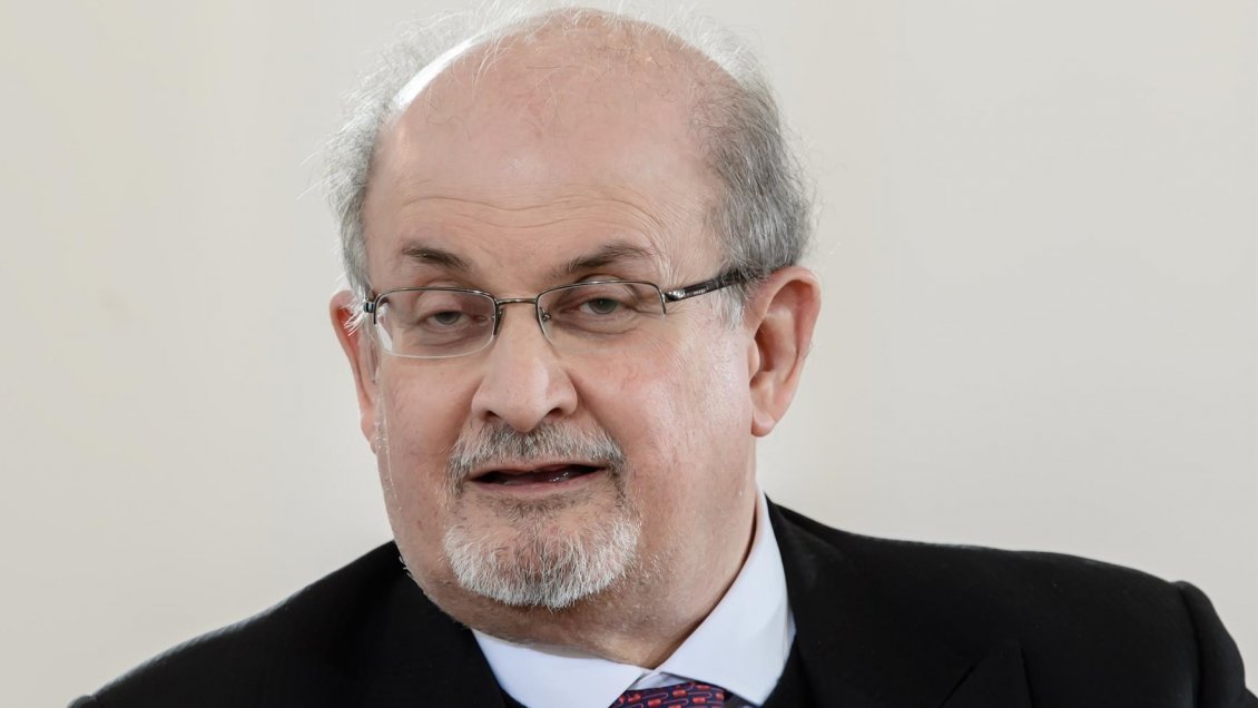 Irán culpó a Salman Rushdie del ataque que sufrió y rechazó presunta responsabilidad