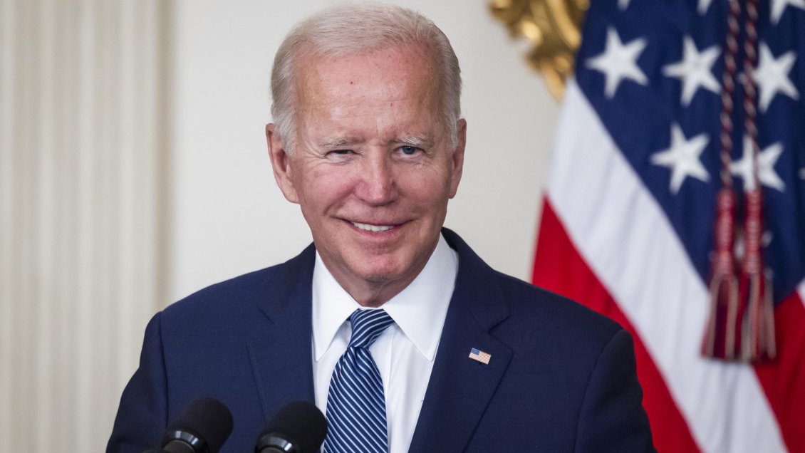 Biden firma la ley estrella con la que busca fortalecerse para las elecciones