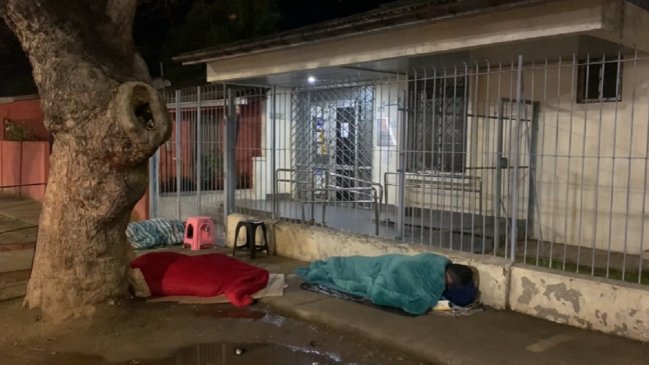 Personas pernoctaron de madrugada atención en Registro Civil de Graneros