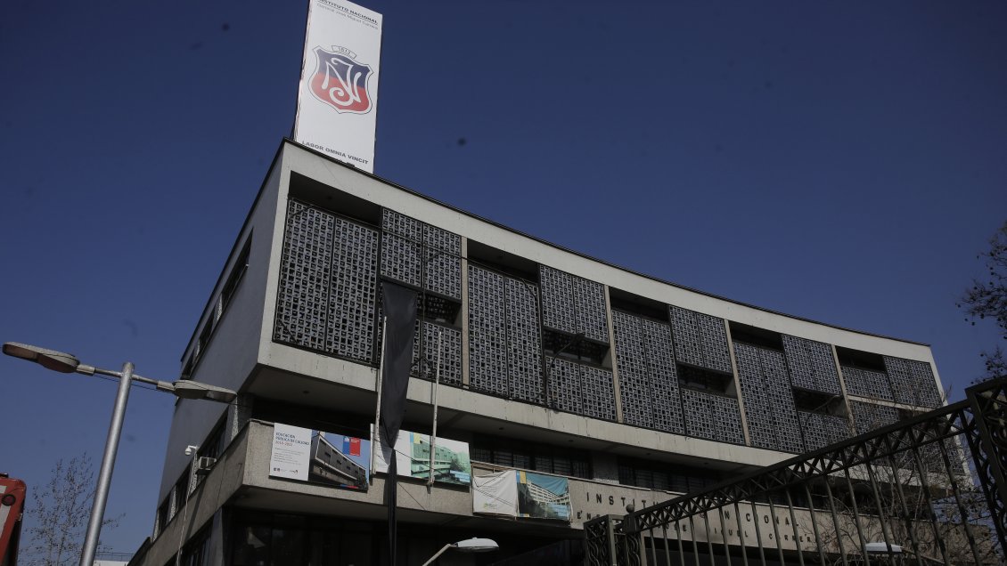 Instituto Nacional planea reducir matrículas a la mitad para tener mayor control del estudiantado