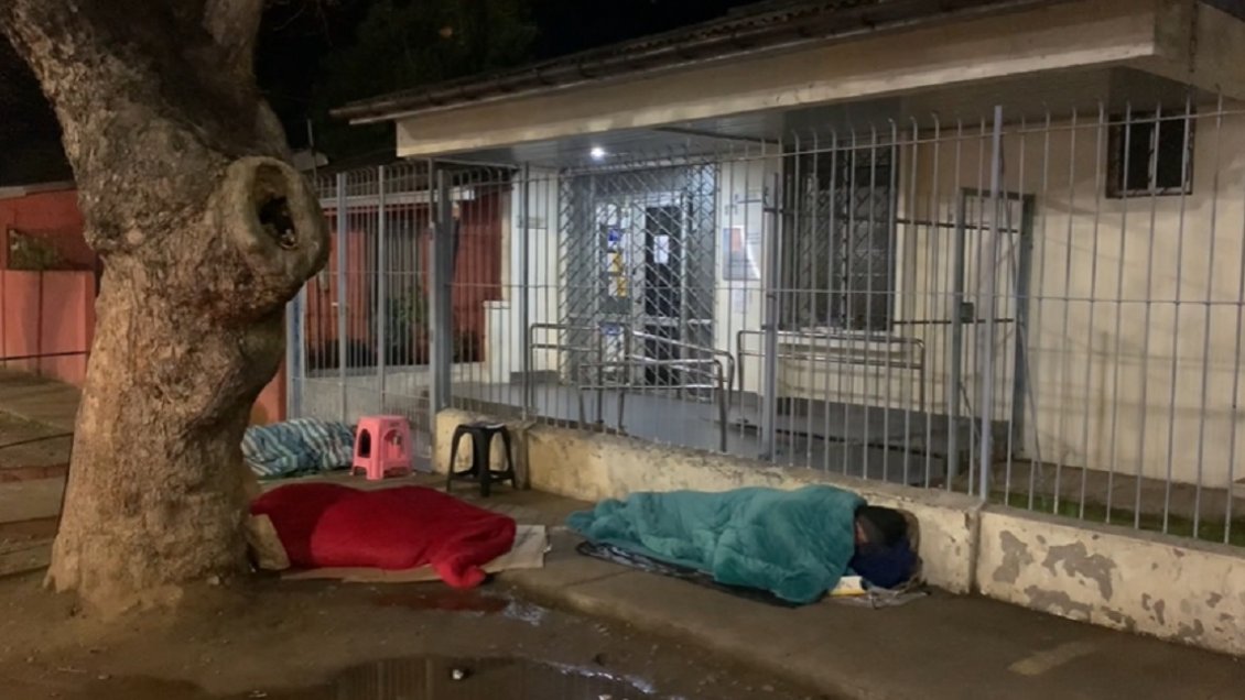 Personas pernoctaron de madrugada atención en Registro Civil de Graneros