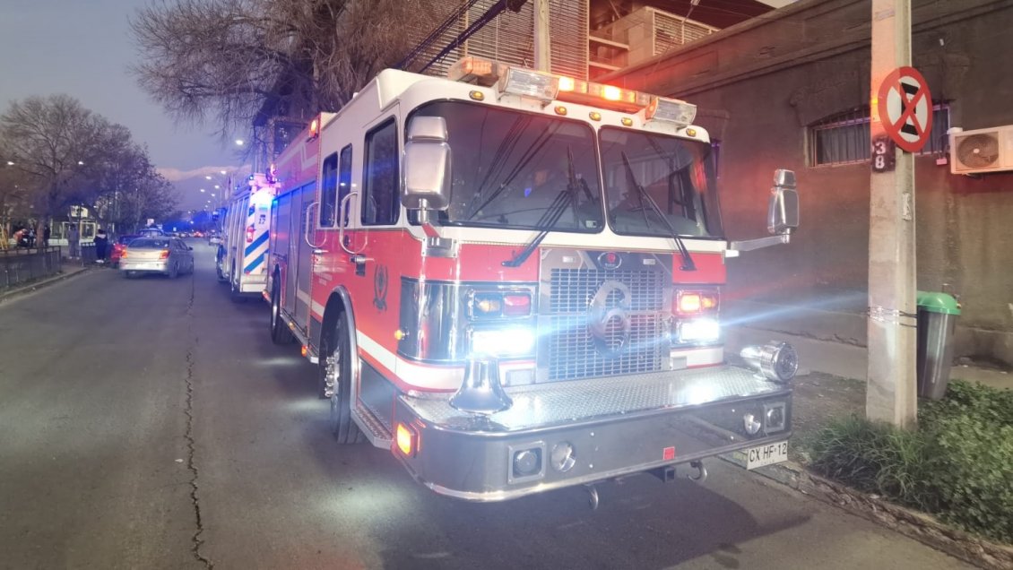 Bomberos encabeza rescate de trabajador atrapado en alcantarillado de Santiago 1