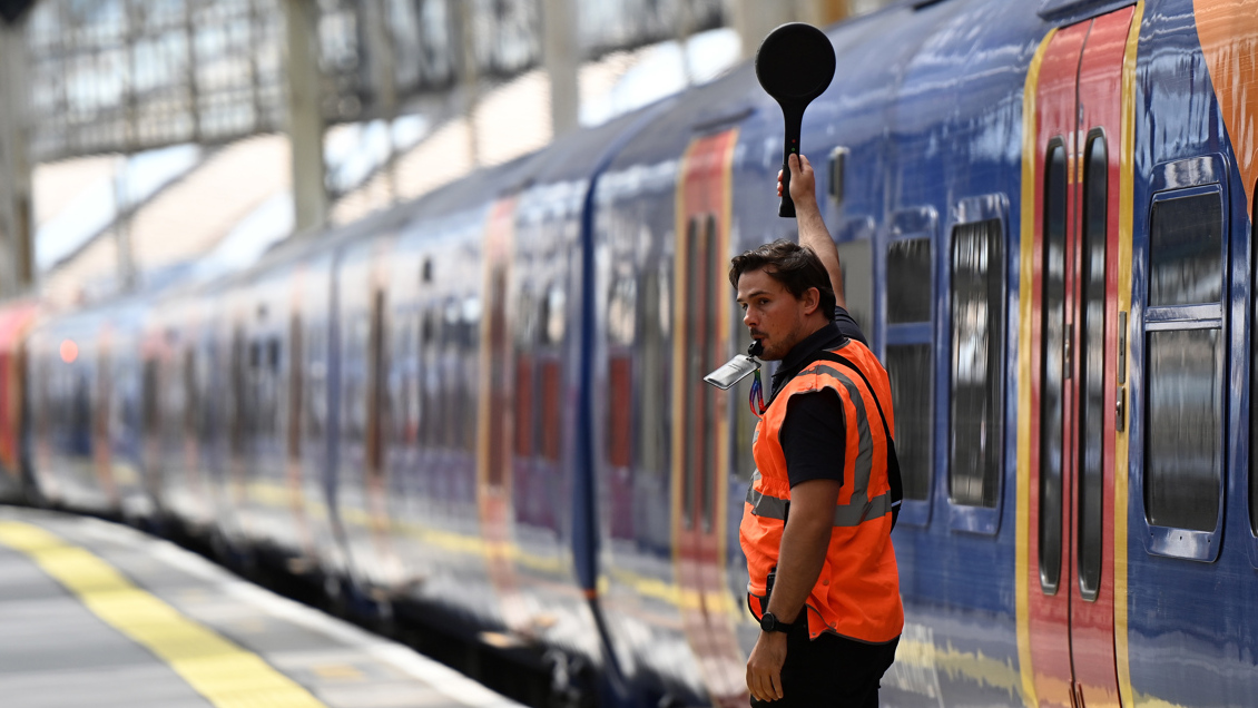 Más de 40 mil trabajadores ferroviarios secundan huelga en el Reino Unido