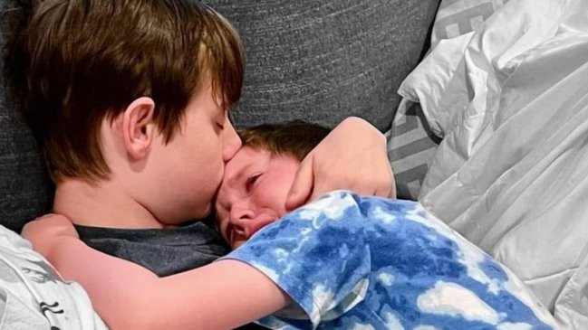 Joven consoló a su hermano pequeño tras contarle que padece de cáncer terminal