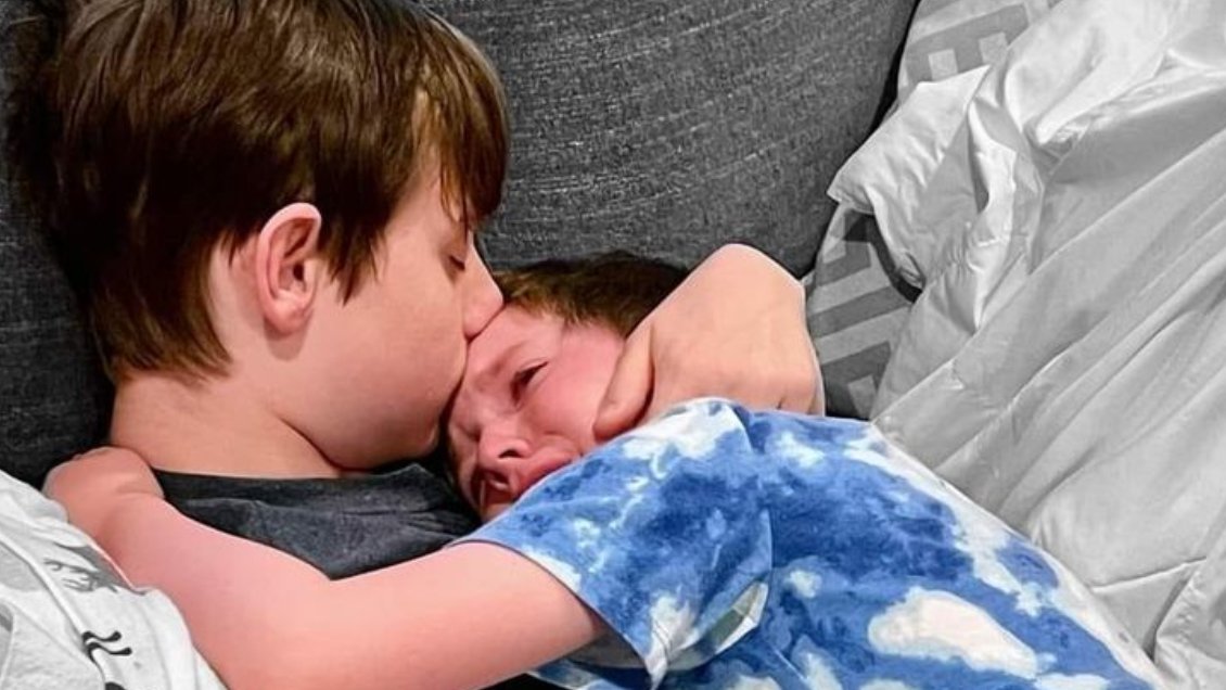 Joven consoló a su hermano pequeño tras contarle que padece de cáncer terminal
