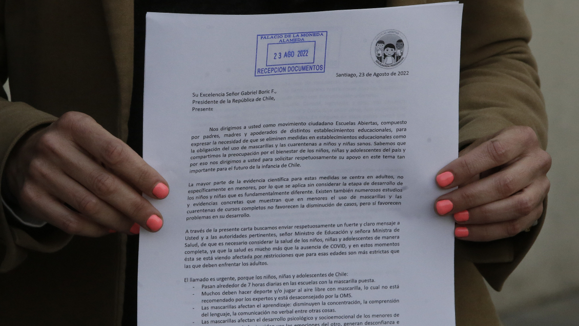 Movimiento Escuelas Abiertas entregó carta al Presidente Boric para deponer el uso de mascarillas en colegios